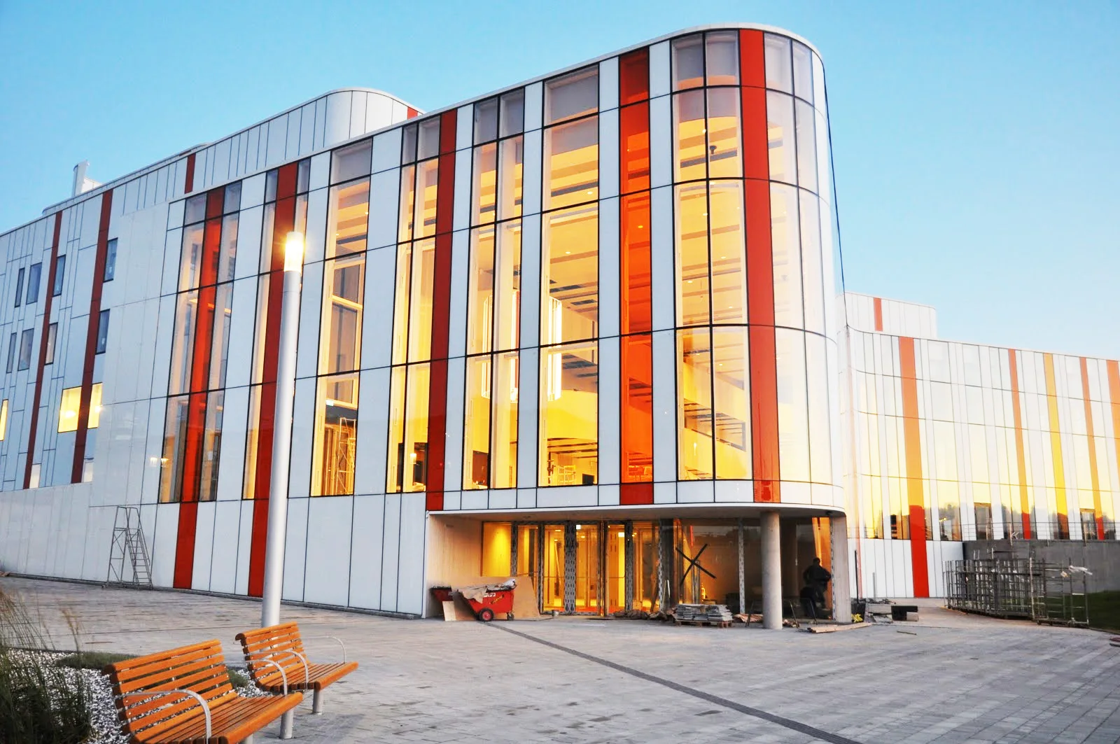 Kulturhuset Spiras karaktäristiska orange och vita glasfasad