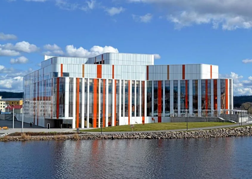 Kulturhuset Spira vid vattnet i Jönköping, med hela byggnaden synlig